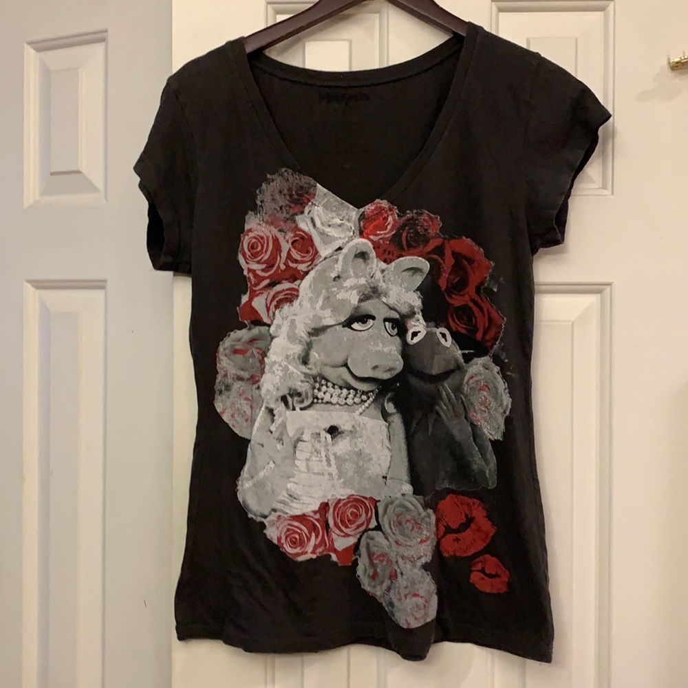 😍 2/$29 Muppets Miss Piggy tee ** ting holes on back neck trim L